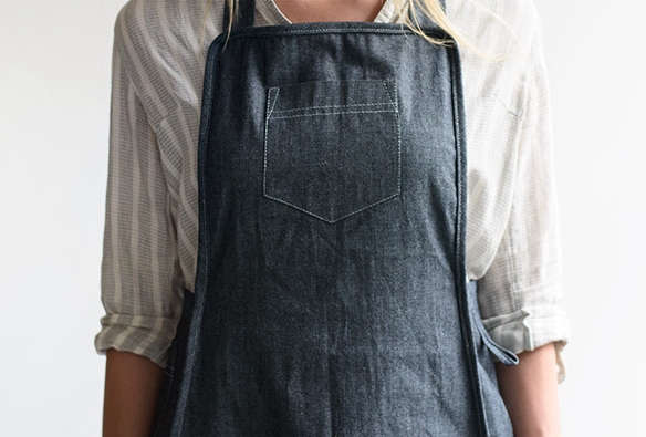 Make your apron with the help of denim