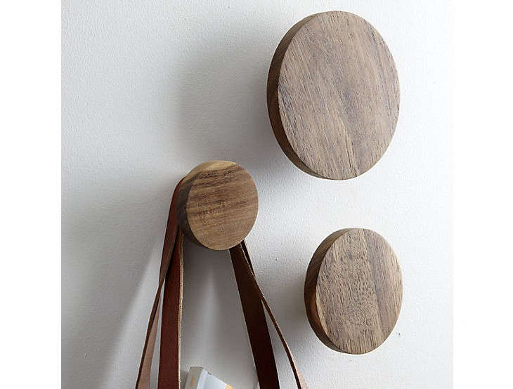 10 Easy Pieces Wooden Pegs And Hooks Gardenista Above With A Rougher Finish Dot Coat Hooks Made In India From Reclaimed Sen Wood Have Splits S And Knots Set Of Three Is 12 95 Cb2