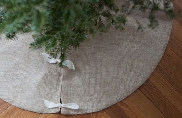 diy burlap christmas tree skirt gardenista diy burlap christmas tree skirt gardenista