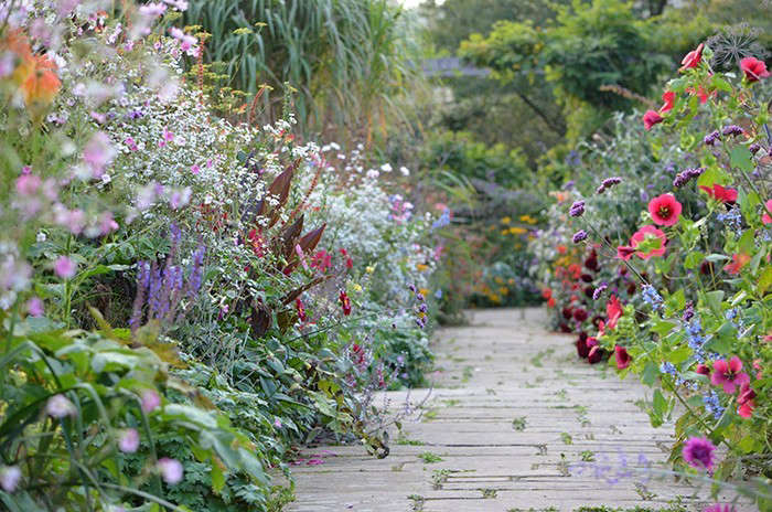 cottage garden path York paving gardenista