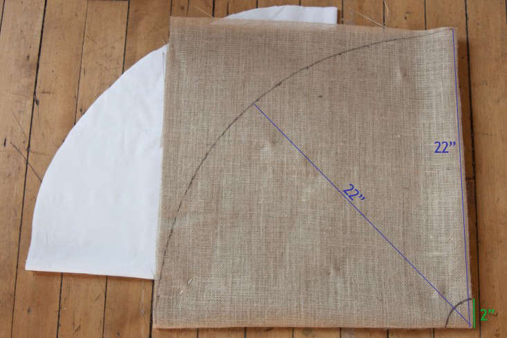 diy burlap christmas tree skirt gardenista diy burlap christmas tree skirt gardenista