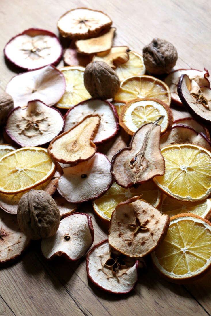 DIY A Dried Fruit Garland Gardenista