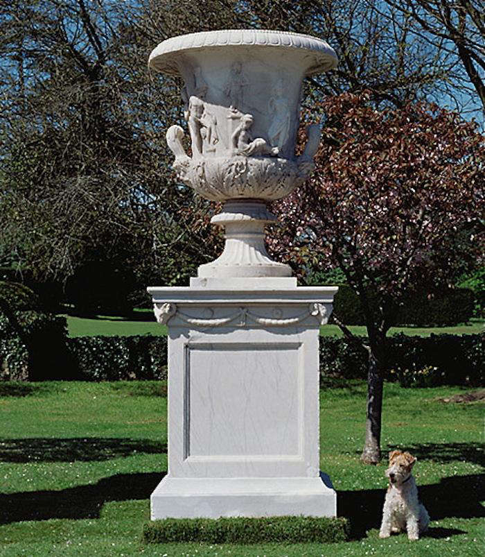 Jamb S Glam Ornaments For A Grand Garden Gardenista Above Describing A Medici Urn As Large Seems An Understatement In This Case It Is 116 5 Inches Tall And 43 7 8 Wide Scaled For Grand Garden