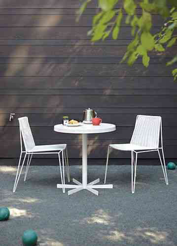 10 Easy Pieces White Outdoor Dining Tables Gardenista Above A Small Round Cafe Style Dining Is Powder Coated In White Measures 28 Inches Diameter And Stays Put With Spoke Like Base The Penelope Table