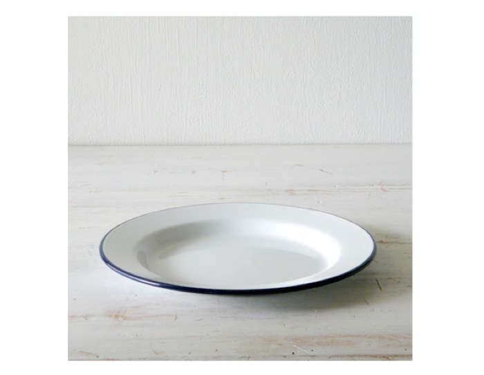 10 Easy Pieces Outdoor Dining Plates Gardenista 10 Easy Pieces Outdoor Dining Plates