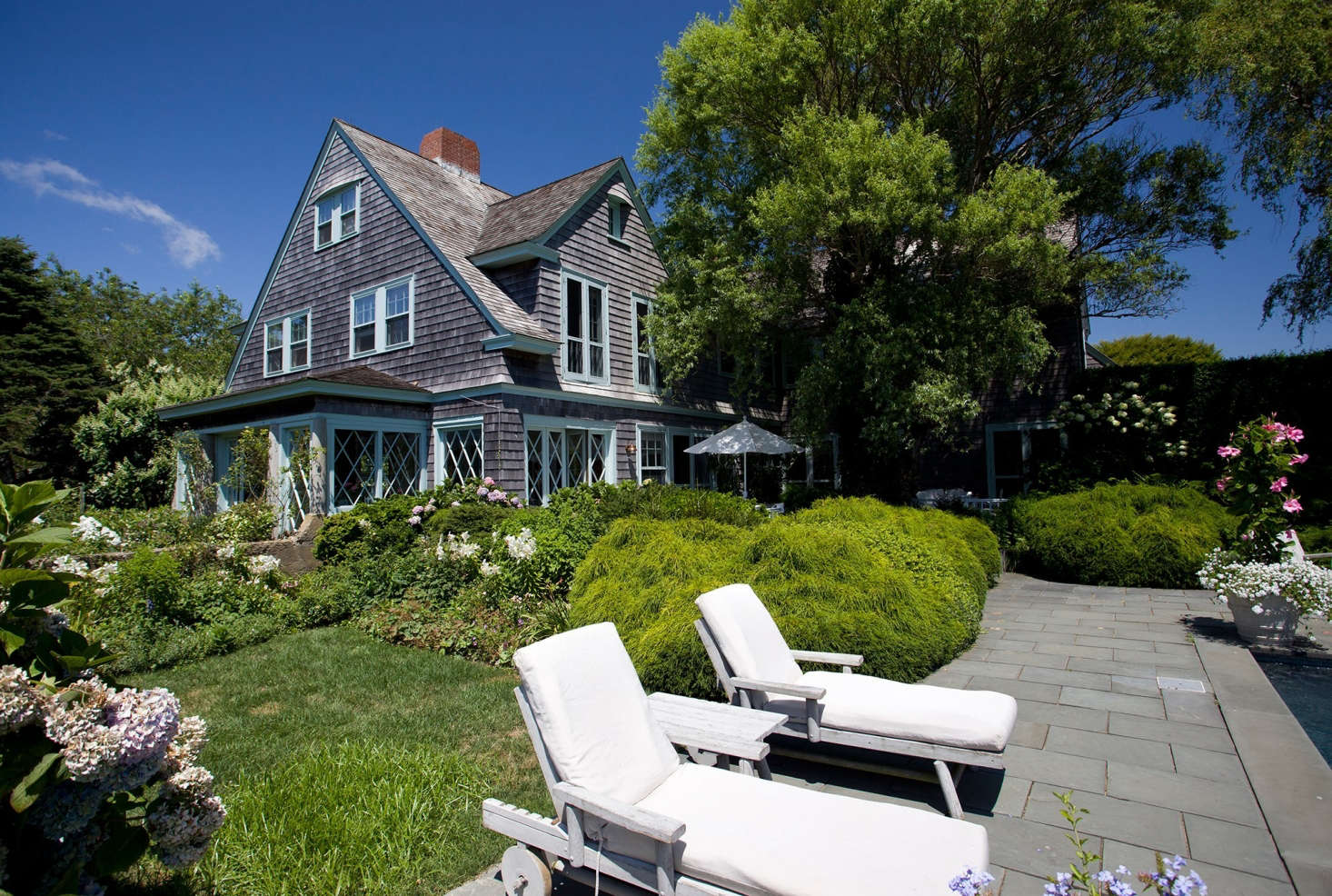 Quinn and Bradlee entertained frequently, hosting summer parties and fundraisers. Bradlee liked to tell tales of the ghosts of Grey Gardens–its previous owners–and of the restoration process and architectural details that the couple retained.