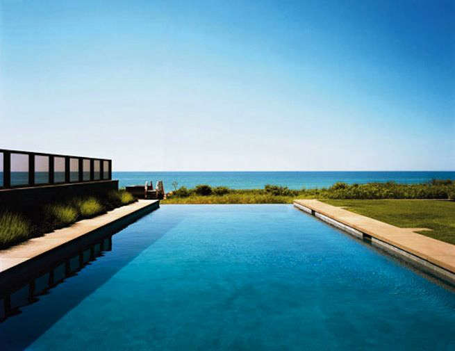 Residents of this serene home by Deborah Berke Partners can choose between their infinity pool or the ocean when they’re ready to take a dip. For more from NYC-based Berke, see Architect Visit: Deborah Berke and Suzanne Shaker in Shelter Island.
