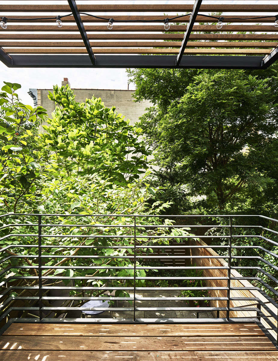 Hoyt cantilevered the ipe and steel deck to keep its support beams away from the roots of the Siebold’s magnolia.