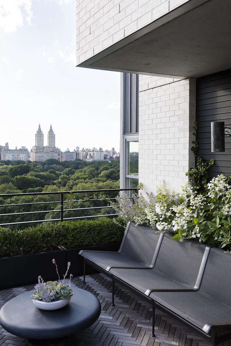 To maintain a clean, uncluttered look on the terrace, Harrison Green and Egan selected Richard Schultz classic aluminum seating designed in the 60s. Not only is it comfortable but it is lightweight and stands up to New York City weather extremes.