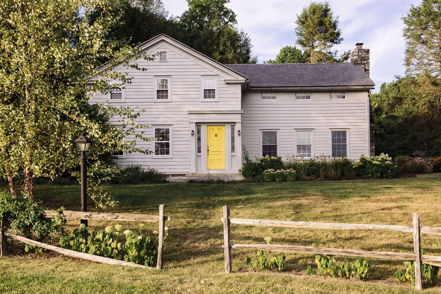 The Anti Trophy Landscape A Charming Country Garden In Columbia A Split Rail Fence Adds An Air Of Modern Informality To The 19th Century Farmhouse S
