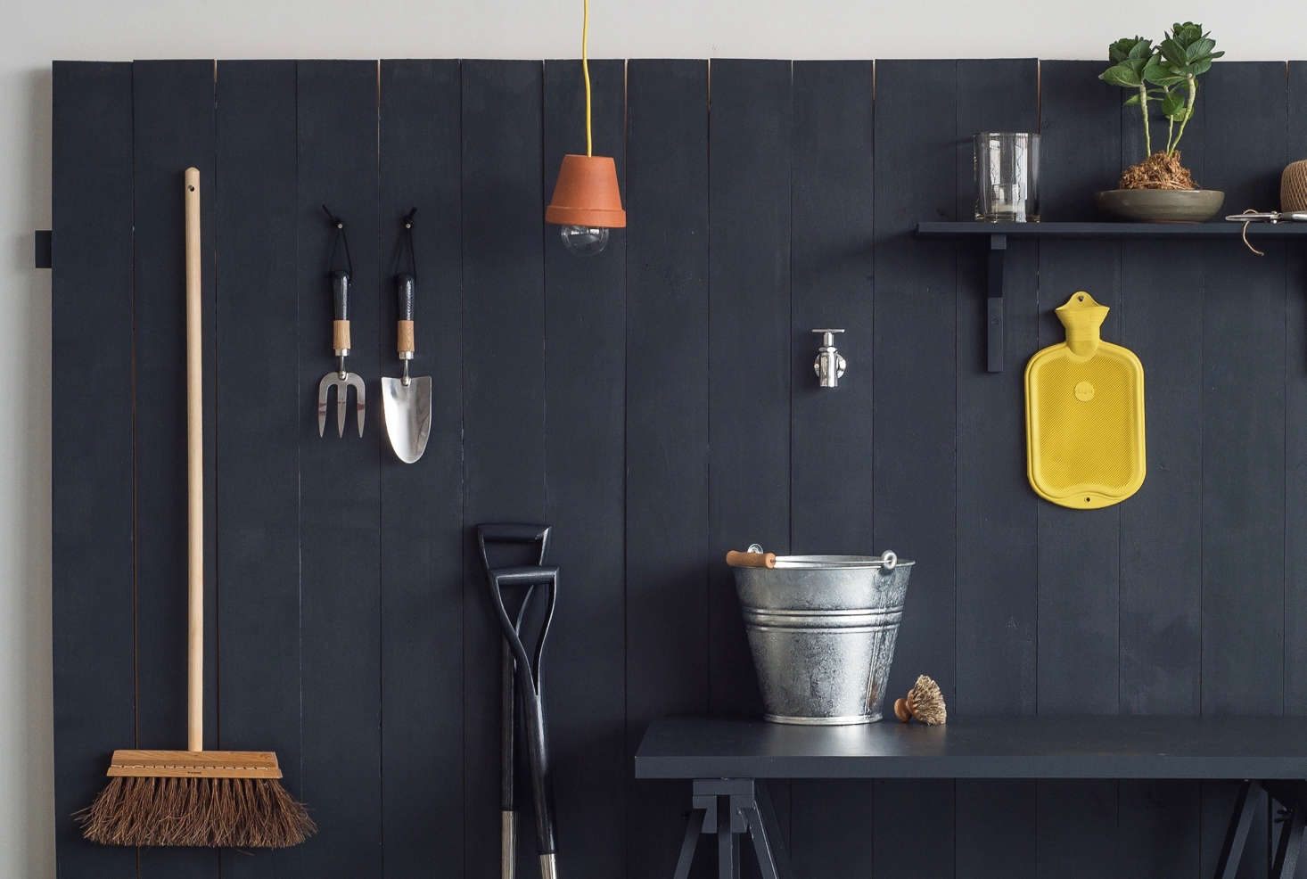 Stylish and practical, the flowerpot pendant light is one of 10 easy DIY projects in our Gardenista book.