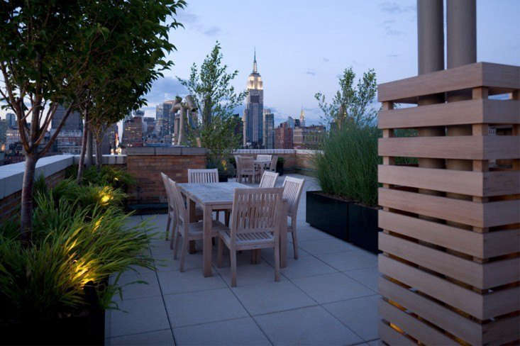 Everything You Need To Know About Outdoor Lighting Gardenista For More Of This New York City Garden See Robin