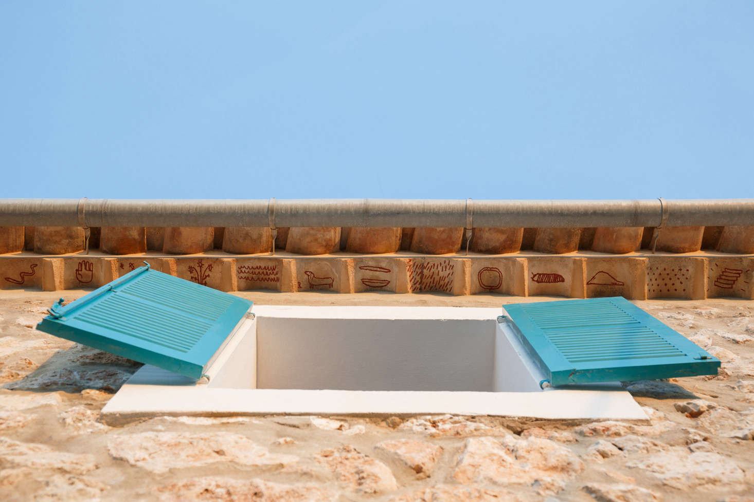 Here are the teules pintades I’ve been coveting for the past week. Palencia and Colón hired artist Luis Urculo to paint rust-colored symbols beneath the clay roof tiles as an homage to the medieval tradition said to keep away bad spirits.