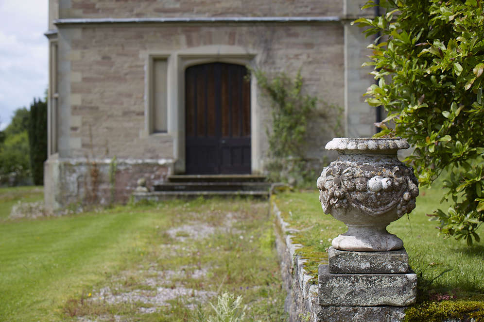 Landscaping With Antiques 8 Design Ideas For Urns And Planters