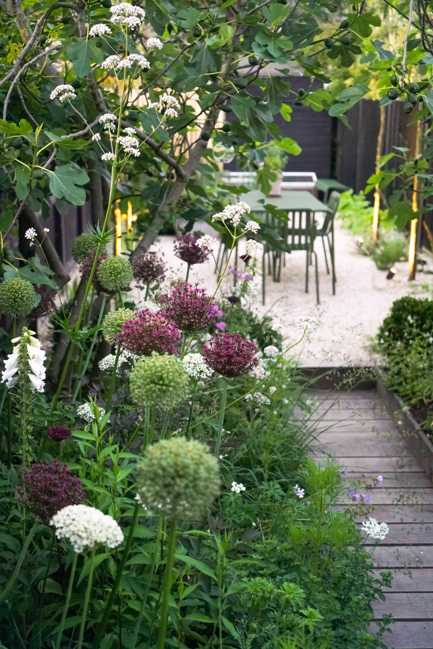 Now a small breakfast terrace is at the rear of the house, and a floating deck allows the house “to breathe as it should,” Farlam says.