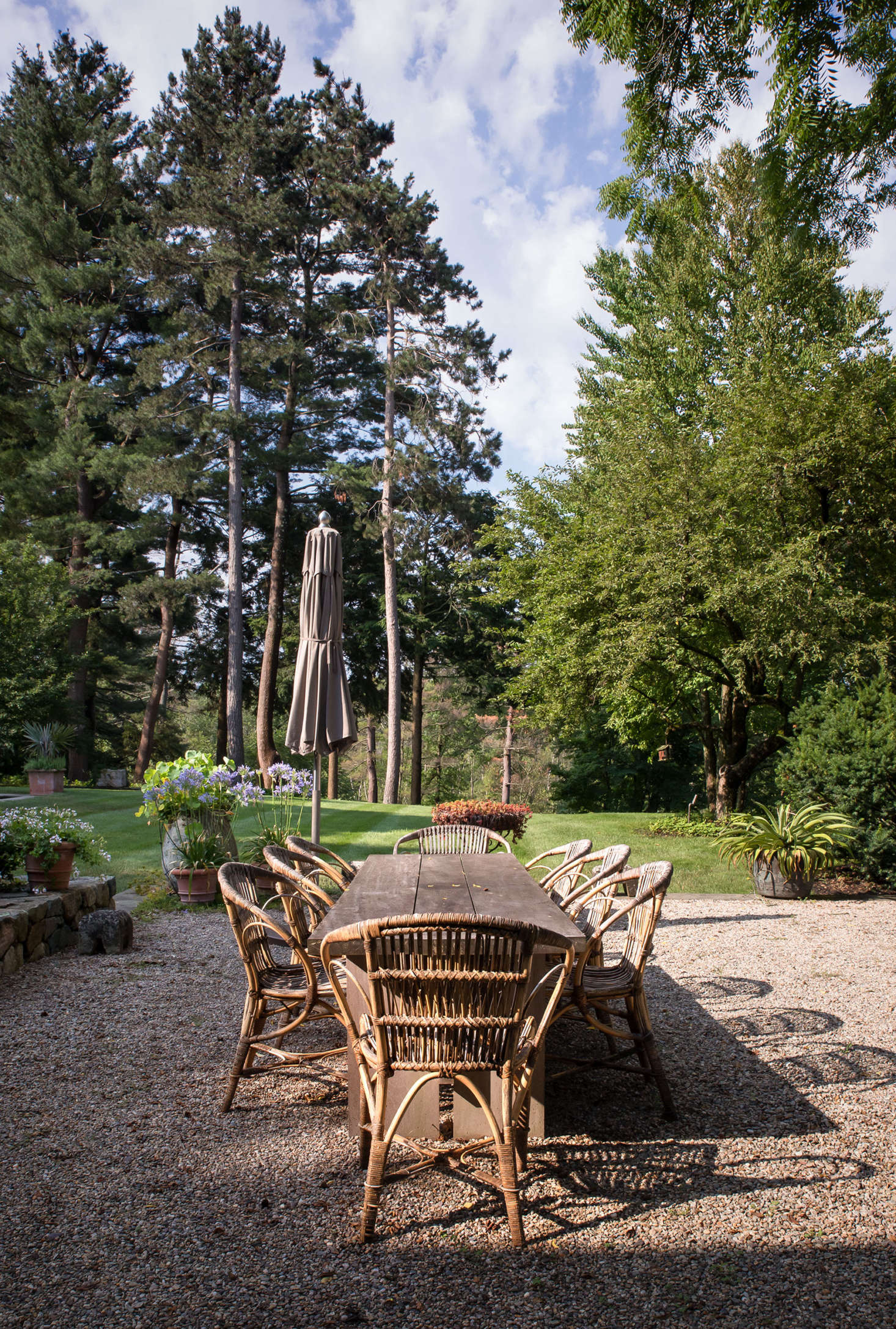 An interior designer, owner Abby Yozell took the lead on the furnishings and plantings around the terraces, choosing relaxed pieces that reflect the casual elegance of the garden.