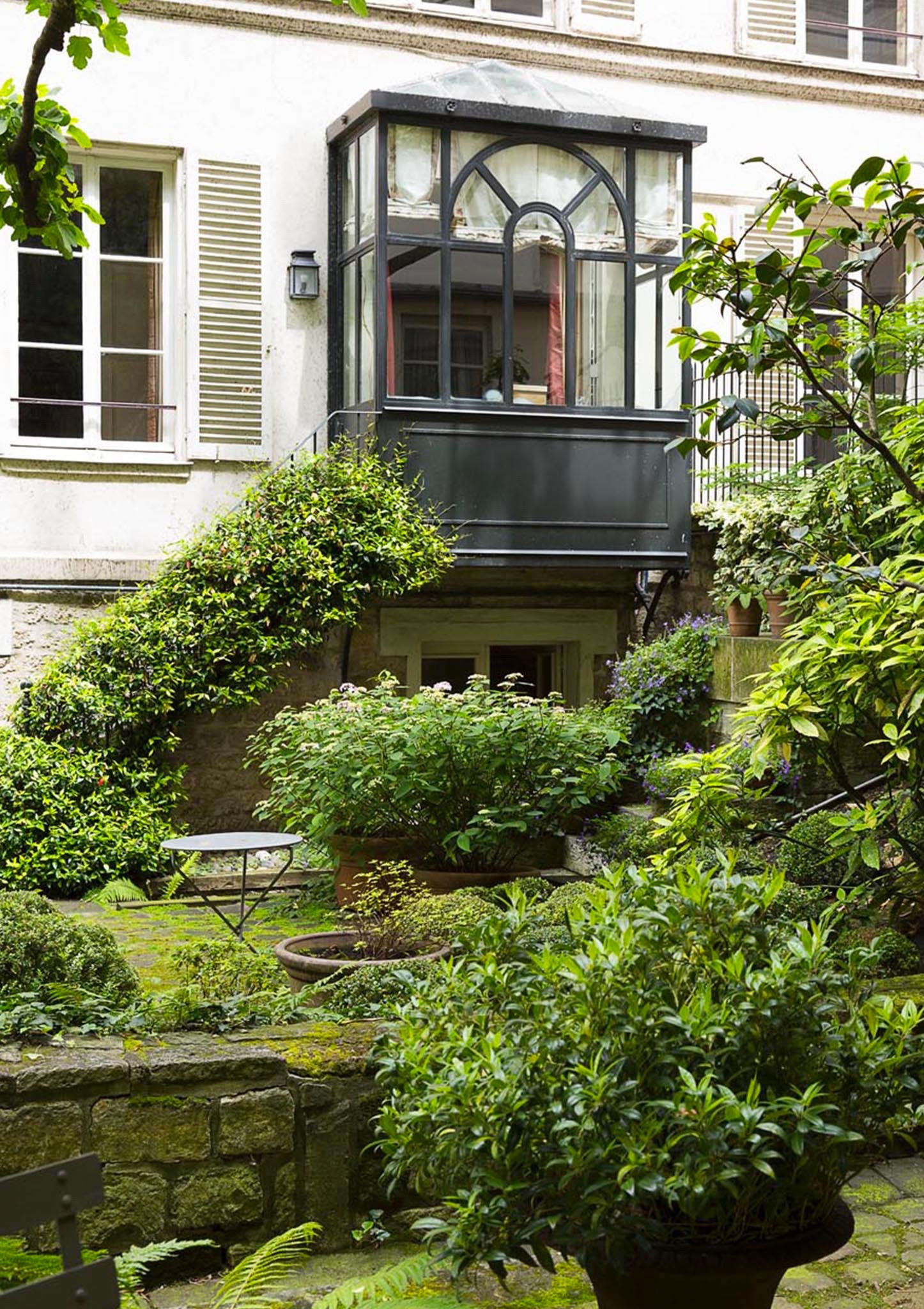A sitting room overlooks the garden and is connected by an iron staircase to the courtyard. The apartment has exclusive use of the garden (but does not own it).
