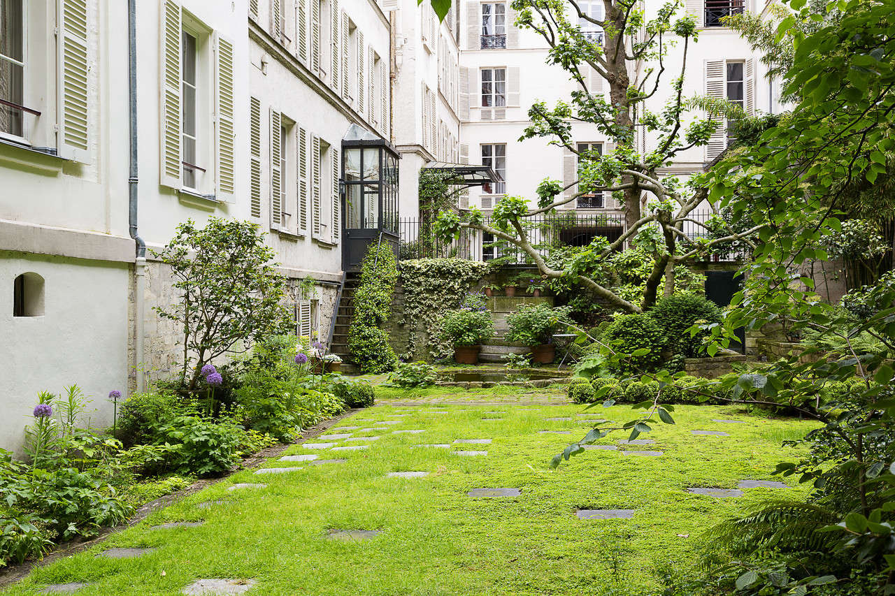 When the Pillsbury bought the apartment, the garden was paved with gravel. Today a rectangular lawn act like a rug, to create an outdoor living room.